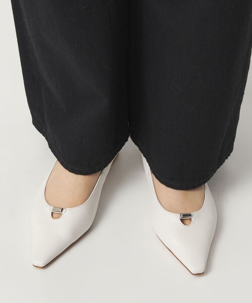 ODETTE E ODILE（オデットエオディール）の「レクタングルメタル フラット20↑（パンプス・レディース・オフホワイト/ブラック/モカ・22cm/22.5cm/23cm/23.5cm/24cm/24.5cm/25cm）」の6枚目の写真