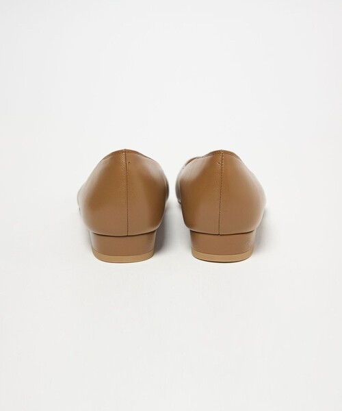 ODETTE E ODILE（オデットエオディール）の「レクタングルメタル フラット20↑（パンプス・レディース・オフホワイト/ブラック/モカ・22cm/22.5cm/23cm/23.5cm/24cm/24.5cm/25cm）」の13枚目の写真