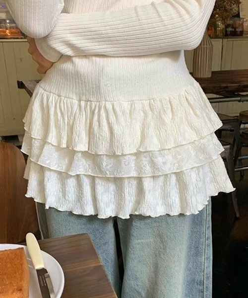 gossip！ロサンゼルス（ゴシップロサンゼルス）の「YUGA　ティアードケーキスカート　ハーフタートルネック　トップス（Tシャツ/カットソー・レディース・ホワイト・M/L）」の6枚目の写真