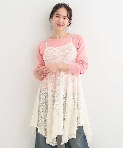 SHOO・LA・RUE（シューラルー）の「【前後2WAYネック】レイヤードスタイルにおすすめ レースキャミチュニック（チュニック・レディース・オフホワイト/ブラック・00）」の3枚目の写真