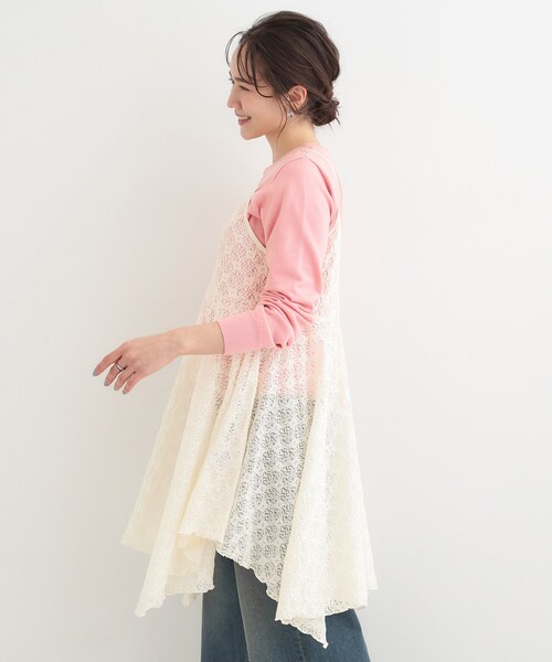 SHOO・LA・RUE（シューラルー）の「【前後2WAYネック】レイヤードスタイルにおすすめ レースキャミチュニック（チュニック・レディース・オフホワイト/ブラック・00）」の4枚目の写真