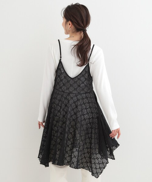 SHOO・LA・RUE（シューラルー）の「【前後2WAYネック】レイヤードスタイルにおすすめ レースキャミチュニック（チュニック・レディース・オフホワイト/ブラック・00）」の12枚目の写真