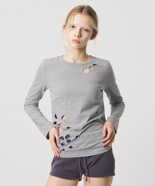 ATTISESSION(アティセッション)の「<ATTISESSION>フラワーモチーフ ホール ロングスリーブ Tシャツ(Tシャツ/カットソー・レディース・レッド/グレー系・FREE)」の2枚目の写真
