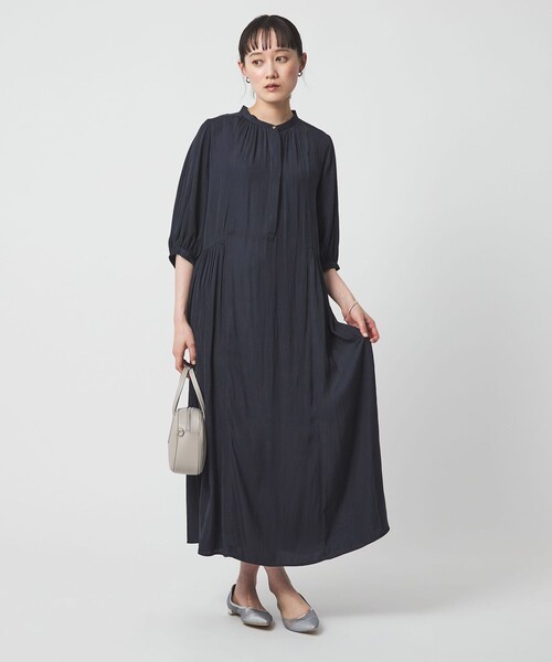 green label relaxing（グリーンレーベルリラクシング）の「サテン ギャザー ショートスリーブ ワンピース 2（ドレス・レディース・イエロー/その他1/ネイビー・FREE）」の2枚目の写真