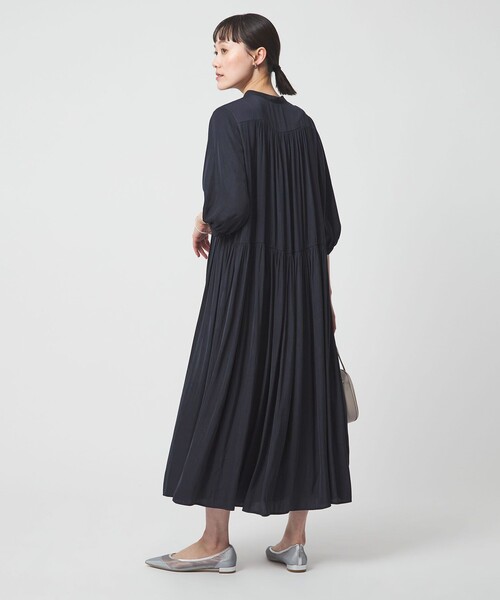 green label relaxing（グリーンレーベルリラクシング）の「サテン ギャザー ショートスリーブ ワンピース 2（ドレス・レディース・イエロー/その他1/ネイビー・FREE）」の4枚目の写真