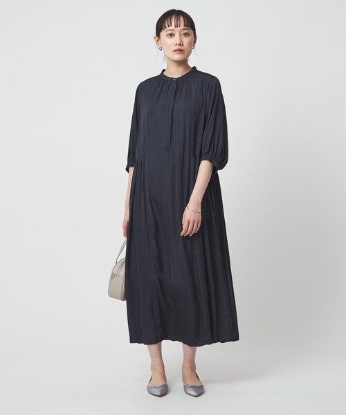 green label relaxing（グリーンレーベルリラクシング）の「サテン ギャザー ショートスリーブ ワンピース 2（ドレス・レディース・イエロー/その他1/ネイビー・FREE）」の5枚目の写真