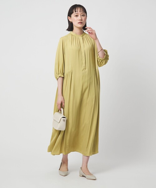 green label relaxing（グリーンレーベルリラクシング）の「サテン ギャザー ショートスリーブ ワンピース 2（ドレス・レディース・イエロー/その他1/ネイビー・FREE）」の6枚目の写真