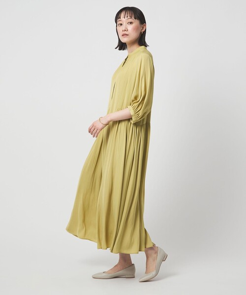 green label relaxing（グリーンレーベルリラクシング）の「サテン ギャザー ショートスリーブ ワンピース 2（ドレス・レディース・イエロー/その他1/ネイビー・FREE）」の7枚目の写真