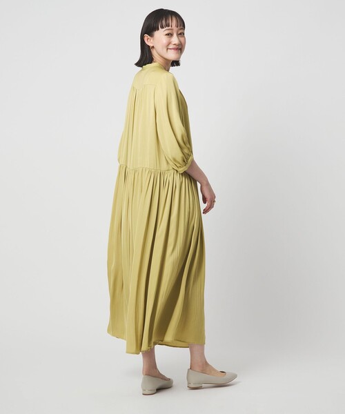 green label relaxing（グリーンレーベルリラクシング）の「サテン ギャザー ショートスリーブ ワンピース 2（ドレス・レディース・イエロー/その他1/ネイビー・FREE）」の8枚目の写真