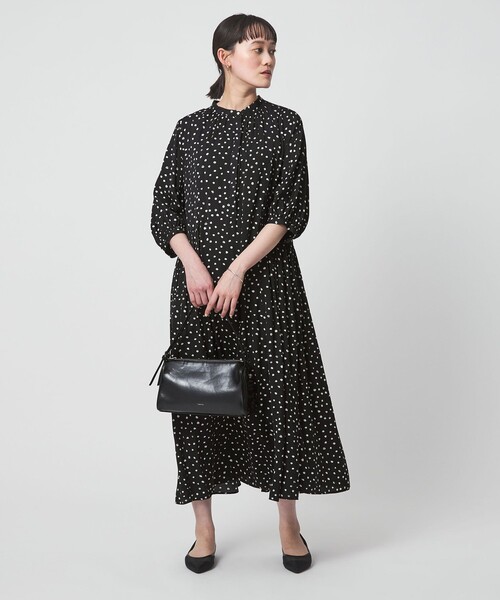 green label relaxing（グリーンレーベルリラクシング）の「サテン ギャザー ショートスリーブ ワンピース 2（ドレス・レディース・イエロー/その他1/ネイビー・FREE）」の10枚目の写真