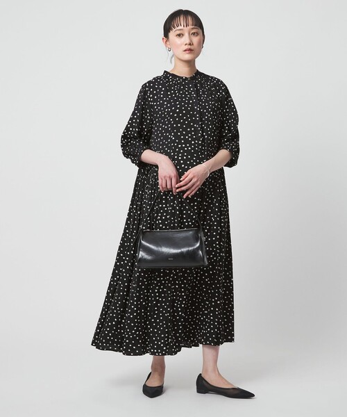 green label relaxing（グリーンレーベルリラクシング）の「サテン ギャザー ショートスリーブ ワンピース 2（ドレス・レディース・イエロー/その他1/ネイビー・FREE）」の11枚目の写真