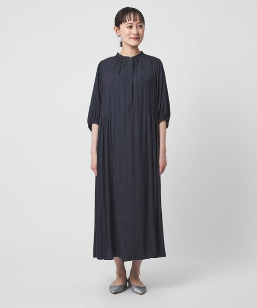 green label relaxing（グリーンレーベルリラクシング）の「サテン ギャザー ショートスリーブ ワンピース 2（ドレス・レディース・イエロー/その他1/ネイビー・FREE）」の12枚目の写真