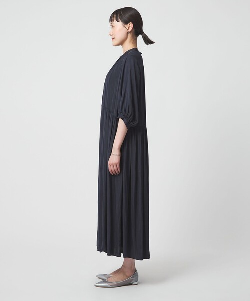 green label relaxing（グリーンレーベルリラクシング）の「サテン ギャザー ショートスリーブ ワンピース 2（ドレス・レディース・イエロー/その他1/ネイビー・FREE）」の13枚目の写真