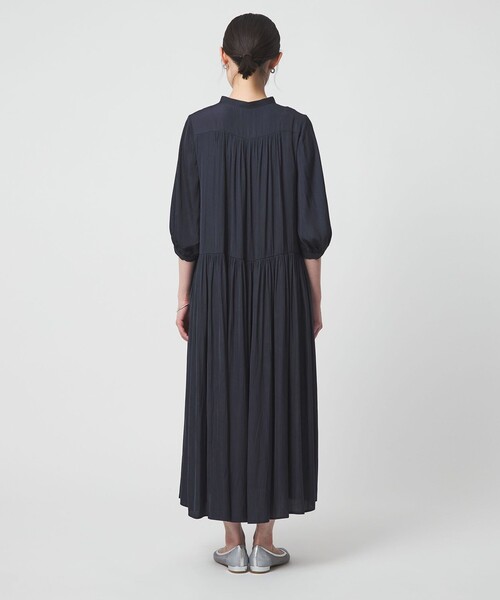 green label relaxing（グリーンレーベルリラクシング）の「サテン ギャザー ショートスリーブ ワンピース 2（ドレス・レディース・イエロー/その他1/ネイビー・FREE）」の14枚目の写真