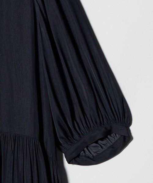 green label relaxing（グリーンレーベルリラクシング）の「サテン ギャザー ショートスリーブ ワンピース 2（ドレス・レディース・イエロー/その他1/ネイビー・FREE）」の18枚目の写真