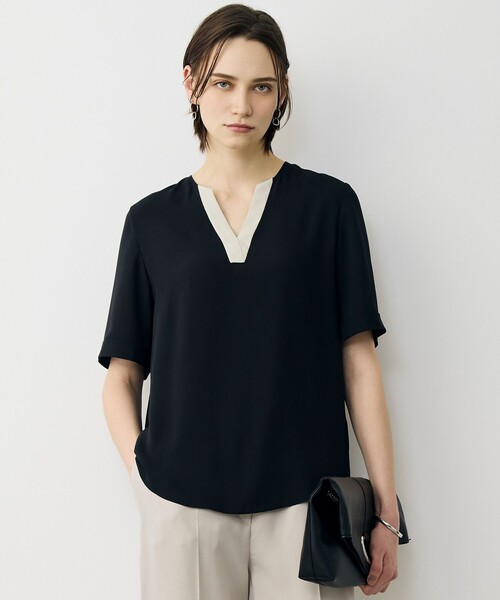 ICB(アイシービー)の「BackSatinAmunzen 5分袖Vネック配色ブラウス(シャツ/ブラウス・レディース・ブラック系8/ブラック系/アイボリー系・X-SMALL/SMALL/MEDIUM)」の2枚目の写真