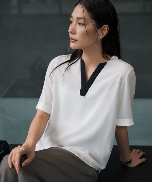 ICB(アイシービー)の「BackSatinAmunzen 5分袖Vネック配色ブラウス(シャツ/ブラウス・レディース・ブラック系8/ブラック系/アイボリー系・X-SMALL/SMALL/MEDIUM)」の3枚目の写真
