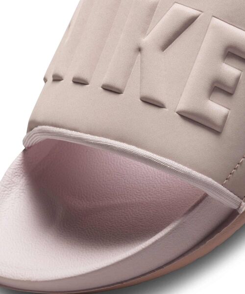 NIKE(ナイキ)の「ナイキ オフコート ウィメンズスライド / Nike Offcourt Women's Slides BQ4632-606 Barely Rose(サンダル・レディース・ライトピンク・22/26/25/24/23)」の6枚目の写真