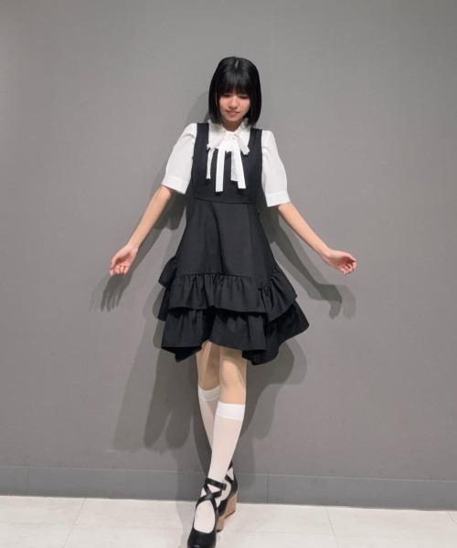 F i.n.t（フィント）の「ボリュームフリルヘムミニジャンパースカート/fint フィント（ジャンパースカート・レディース・ブラック/グレー・FREE）」の5枚目の写真