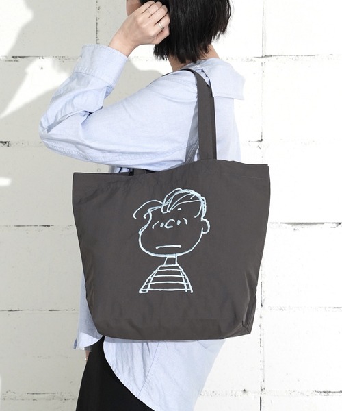 Vintage PEANUTS（ビンテージピーナッツ）の「"09"≪Vintage PEANUTS≫1ポケット ナイロン フェイス 刺繍 トートバッグ（トートバッグ・レディース・ダークグレー/イエロー/セージグリーン/アイボリー/ブラック/サックスブルー/ライトピンク・ONE SIZE）」の4枚目の写真