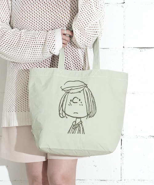 Vintage PEANUTS（ビンテージピーナッツ）の「"09"≪Vintage PEANUTS≫1ポケット ナイロン フェイス 刺繍 トートバッグ（トートバッグ・レディース・ダークグレー/イエロー/セージグリーン/アイボリー/ブラック/サックスブルー/ライトピンク・ONE SIZE）」の5枚目の写真