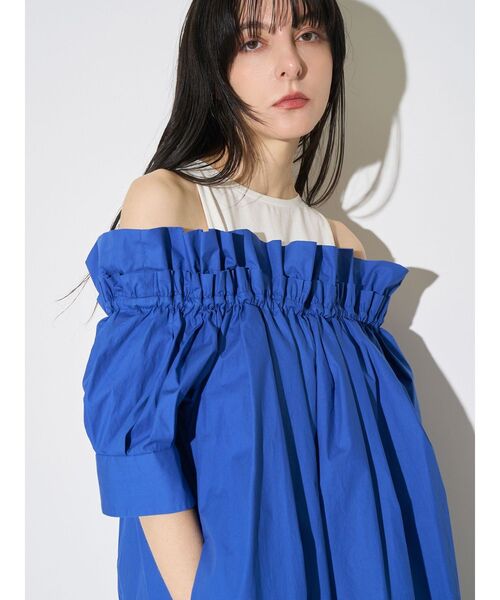 ELENDEEK(エレンディーク)の「コクーンオフショルダーワンピース(ワンピース・レディース・ブラック/ブルー・2/1)」の6枚目の写真