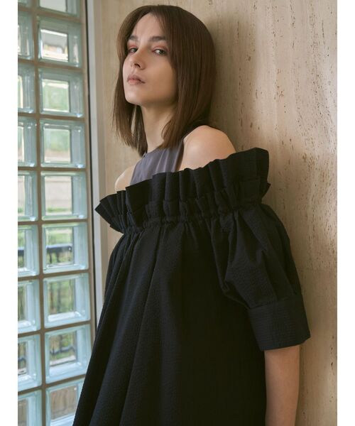ELENDEEK(エレンディーク)の「コクーンオフショルダーワンピース(ワンピース・レディース・ブラック/ブルー・2/1)」の10枚目の写真