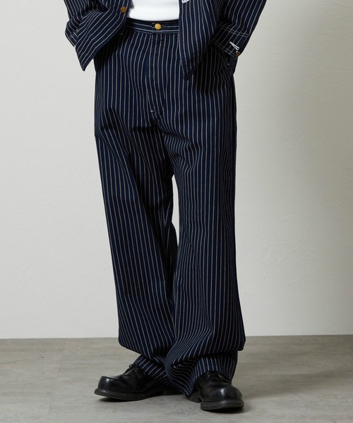 Lee(リー)の「Lee/リー VINTAGE PAINTER PANTS/ビンテージぺインターパンツ DUNGAREES(その他パンツ・メンズ・ライトインディゴブルー/ストライプ・LARGE/MEDIUM/SMALL/X-LARGE)」の2枚目の写真