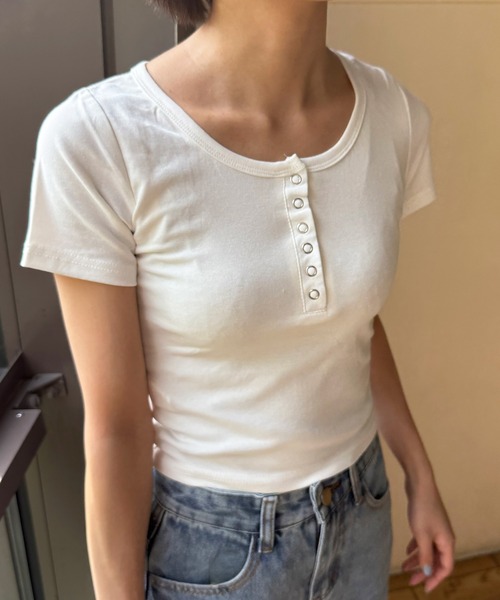 MEMECLE(メメクル)の「【 MEMECLE / メメクル 】ヘンリーネック シンプルトップス 半袖(Tシャツ/カットソー・レディース・ホワイト/グレー/ブラック・SMALL/MEDIUM)」の5枚目の写真