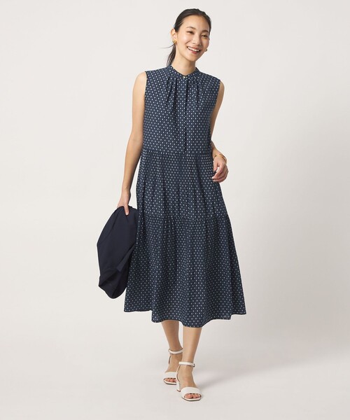 A DAY IN THE LIFE UNITED ARROWS（アデイインザライフユナイテッドアローズ）の「ティアードプリーツ ノースリーブワンピース ‐ウォッシャブル‐＜A DAY IN THE LIFE＞（ワンピース・レディース・ダークグレー/その他4/ケリーグリーン/その他3/ネイビー/その他6/その他5・FREE）」の5枚目の写真