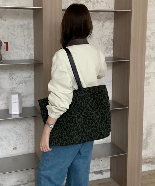 LETee(レティー)の「大人カジュアルに映えるレオパード柄!デイリーに使える大容量トートバッグ(トートバッグ・レディース・ブラウン/ホワイト/ブラック/グリーン・FREE)」の14枚目の写真