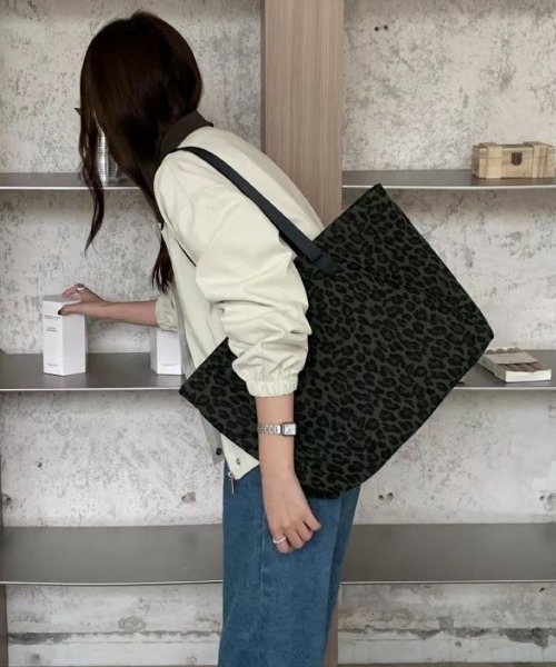 LETee(レティー)の「大人カジュアルに映えるレオパード柄!デイリーに使える大容量トートバッグ(トートバッグ・レディース・ブラウン/ホワイト/ブラック/グリーン・FREE)」の11枚目の写真