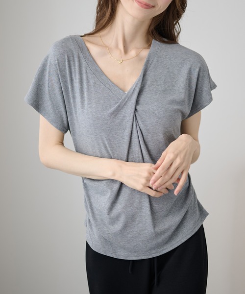 DAYRA(デイラ)の「Vネック ツイスト サイド ギャザー 半袖 カットソー(Tシャツ/カットソー・レディース・ホワイト/ライトブルー/ブラック/パープル/グレー・FREE)」の3枚目の写真