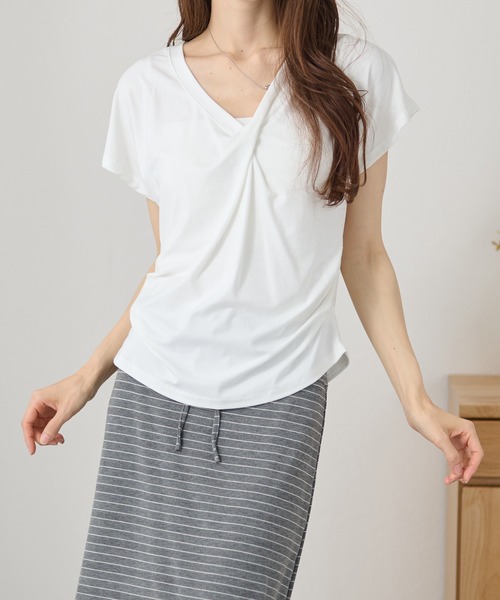 DAYRA(デイラ)の「Vネック ツイスト サイド ギャザー 半袖 カットソー(Tシャツ/カットソー・レディース・ホワイト/ライトブルー/ブラック/パープル/グレー・FREE)」の2枚目の写真