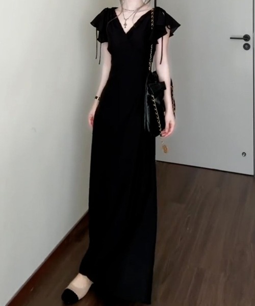AMAJI(アマジ)の「Vネック ロング丈 ワンピース(ワンピース・レディース・ブラック・SMALL/MEDIUM/LARGE/X-LARGE)」の1枚目の写真