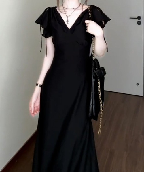 AMAJI(アマジ)の「Vネック ロング丈 ワンピース(ワンピース・レディース・ブラック・SMALL/MEDIUM/LARGE/X-LARGE)」の3枚目の写真