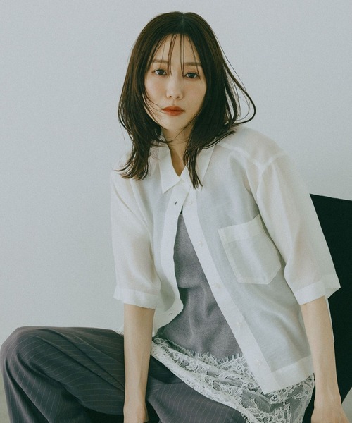 GLOBAL WORK（グローバルワーク）の「シルキータッチシアーシャツ5分袖/636672（シャツ/ブラウス・レディース・オフホワイト/チャコールグレー/カーキ/ブルー・LARGE/MEDIUM）」の2枚目の写真