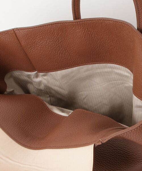 YOUNG&OLSEN The DRYGOODS STORE（ヤングアンドオルセン）の「【YOUNG&OLSEN】ヤングアンドオルセン/  EMBOSSED LEATHER TOTE M（トートバッグ・レディース・ブラック/ブラウン・FREE）」の4枚目の写真