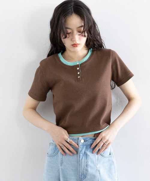 RAGEBLUE(レイジブルー)の「バイカラー/レイヤードヘンリーネックミニTシャツ(Tシャツ/カットソー・レディース・ブラウン/グレー/オフホワイト・FREE)」の4枚目の写真