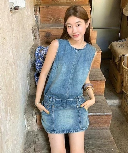 FAVORITO(ファヴォリート)の「ノースリーブ デニムワンピース(ワンピース・レディース・ブルー・S/M/L/XL)」の4枚目の写真