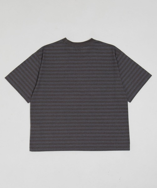 SHORT ROUND（ショートラウンド）の「SHORT ROUND/【26年春夏新作】ボーダ-グラフィックT（ポロシャツ・メンズ・ブラウン系その他5/ブラック系その他5・LARGE/MEDIUM）」の3枚目の写真