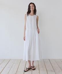 YEARNING（イヤニング）の「SHIRRING LONG SLEEVELESS DRESS, WHITE（ワンピース）」