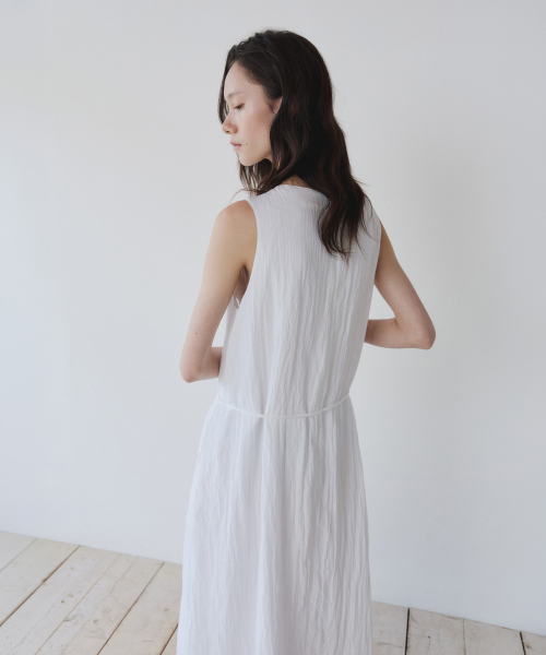 YEARNING(イヤニング)の「SHIRRING LONG SLEEVELESS DRESS, WHITE(ワンピース・レディース・その他・FREE)」の3枚目の写真
