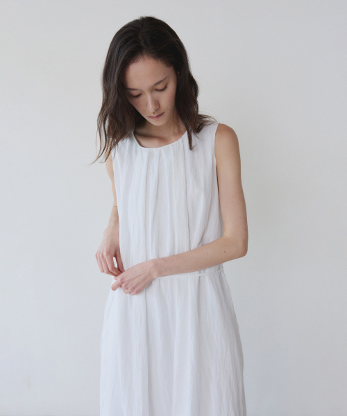 YEARNING(イヤニング)の「SHIRRING LONG SLEEVELESS DRESS, WHITE(ワンピース・レディース・その他・FREE)」の4枚目の写真