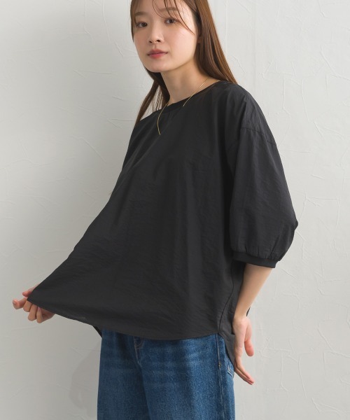 OMNES(オムネス)の「シルキークレープバックタック5分袖Tブラウス(シャツ/ブラウス・レディース・アイボリー/ライトブラウン/ブラック・FREE)」の4枚目の写真