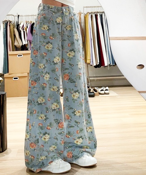 core core(コアコア)の「大花柄プリントデニムワイドパンツ(デニムパンツ・レディース・ライトブルー・M/S/L)」の2枚目の写真