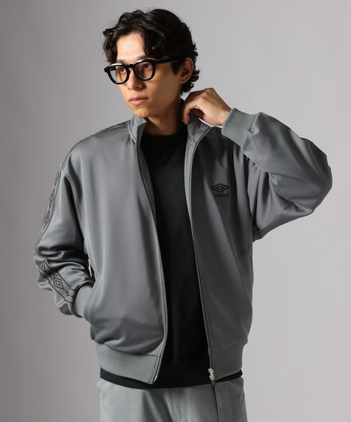 UMBRO(アンブロ)の「【UMBRO(アンブロ)】別注トラックジャケット(ブルゾン・メンズ・グレー/ブラック・MEDIUM/LARGE)」の2枚目の写真