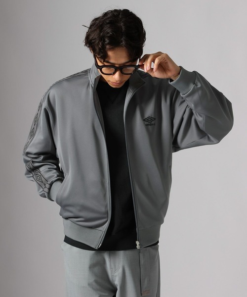 UMBRO(アンブロ)の「【UMBRO(アンブロ)】別注トラックジャケット(ブルゾン・メンズ・グレー/ブラック・MEDIUM/LARGE)」の4枚目の写真