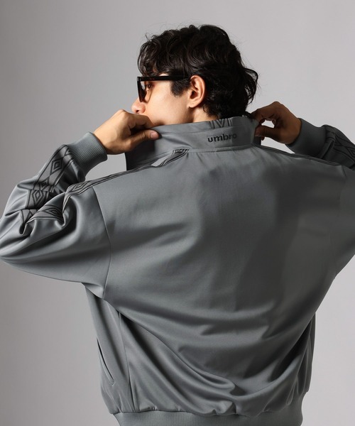 UMBRO(アンブロ)の「【UMBRO(アンブロ)】別注トラックジャケット(ブルゾン・メンズ・グレー/ブラック・MEDIUM/LARGE)」の5枚目の写真