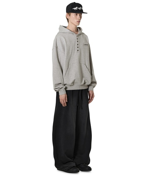Openyard(オープンヤード)の「『Openyard/オープンヤード』RIVET HENLEY HOODIE/リベットヘンリーフーディーパーカー(パーカー・メンズ・グレー/ブラック・M/L)」の8枚目の写真